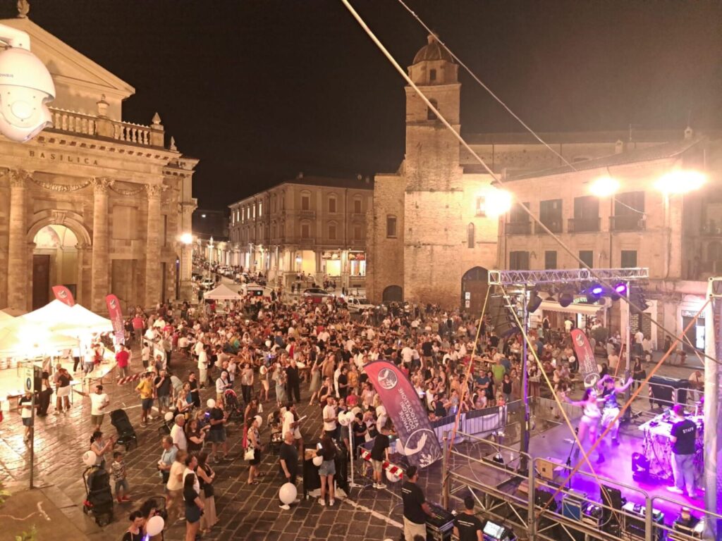 Serata in piazza a Lanciano con il pubblico della Festa del Donatore