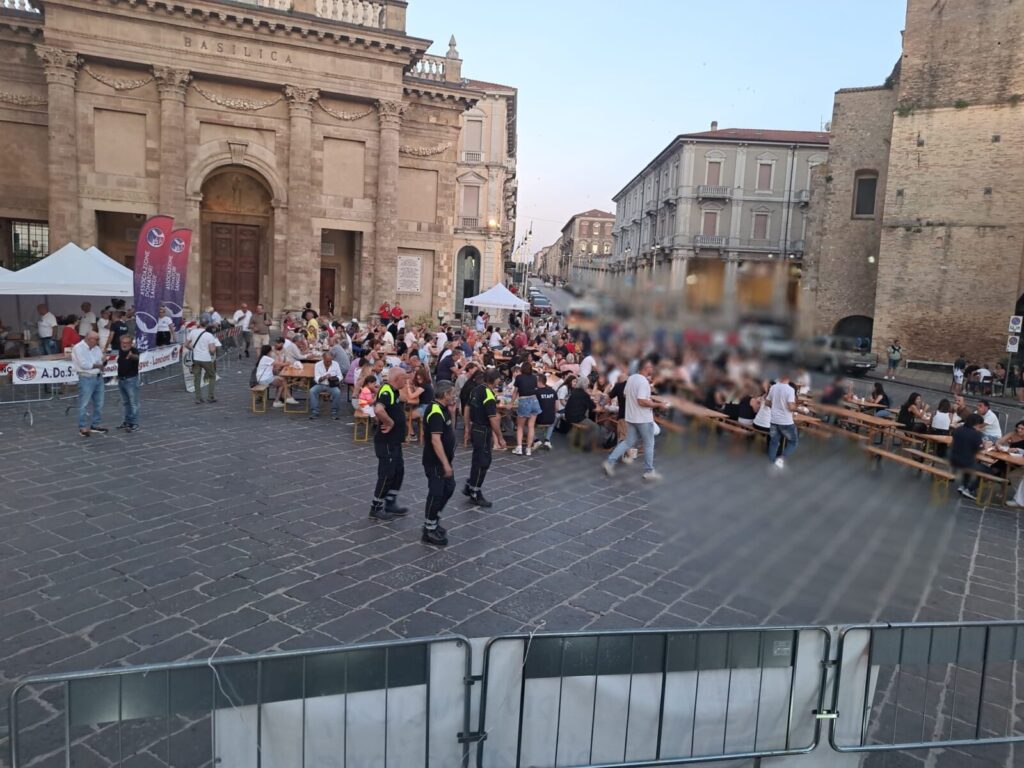 La piazza di Lanciano piena di persone durante la Festa del Donatore