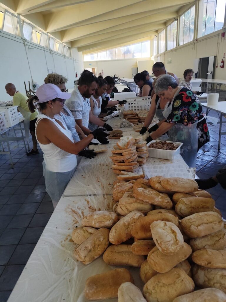 Volontari ADOS al lavoro durante una festa dell'associazione